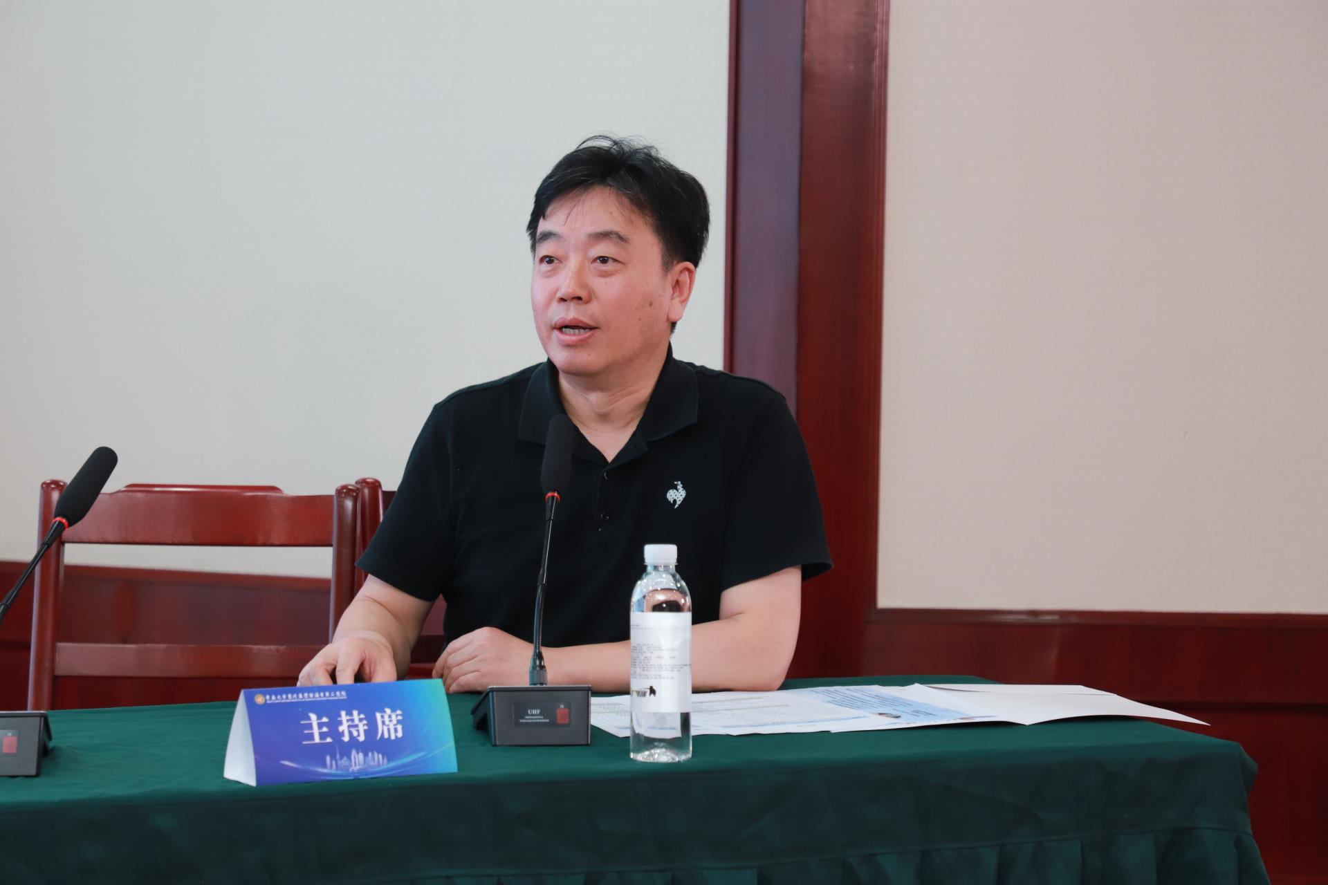 李洛主持.jpg